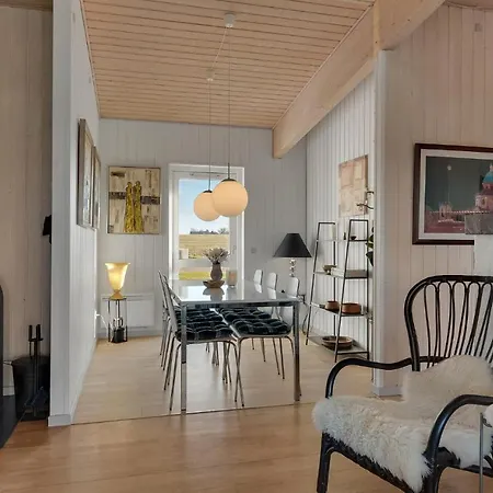 Vakantiehuis Four-bedroom In *
